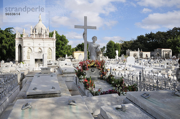 Grab von Amelia Goyri  La Milagrosa  die Wundertätige  Cementerio Cristóbal Colón  Christoph-Kolumbus-Friedhof  Aldecoa  Havanna  Ciudad de La Habana  Kuba  Nordamerika