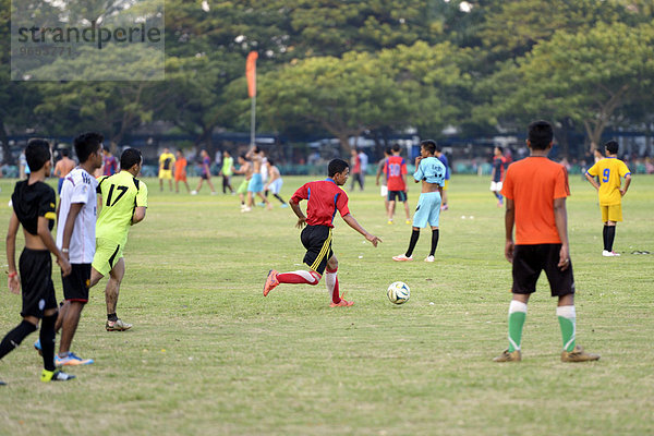 Jugendliche spielen in einem öffentlichen Park Fußball  Banda Aceh  Indonesien  Asien