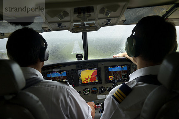 Cockpit  Flugzeug im Landeanflug bei Regen  Simeulue  Indonesien  Asien