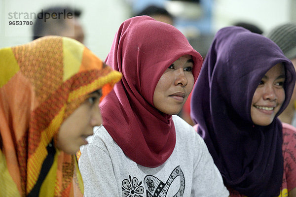 Junge muslimische Frauen mit Kopftüchern  Gampong Nusa  Provinz Aceh  Indonesien  Asien