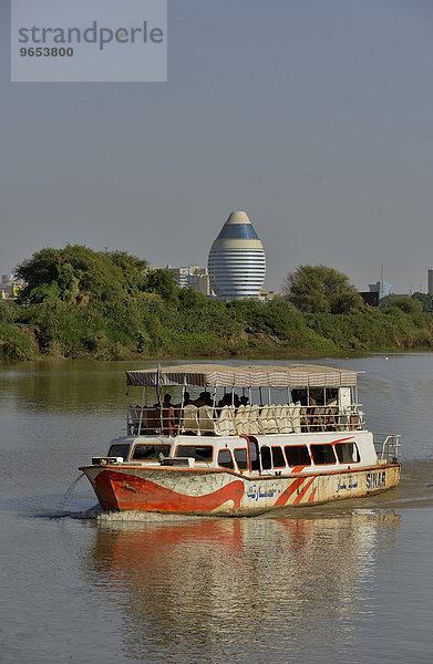 Ausflugsboot auf dem Nil  hinten das futuristische Corinthia-Hotel  Khartum  Sudan  Afrika