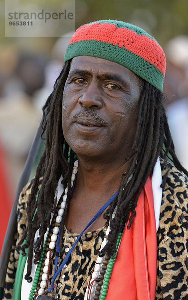 Porträt eines Derwischs vor dem Grab Hamed al-Nils  wöchentliche Derwisch-Zeremonie  Hamed al-Nil Friedhof  Kharthum  Sudan  Afrika