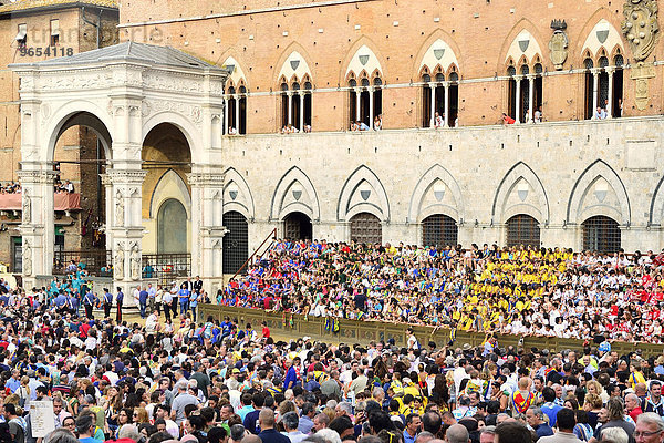 Menschenmenge vor dem Palazzo Publico an einem Trainingstag des historischen Pferderennens Palio di Siena  Piazza del Campo  Siena  Toskana  Italien  Europa