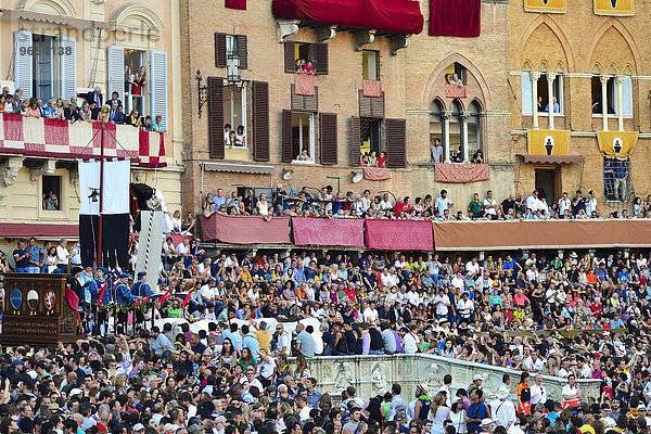Menschenmenge beim historischen Pferderennen Palio di Siena  Piazza del Campo  Siena  Toskana  Italien  Europa