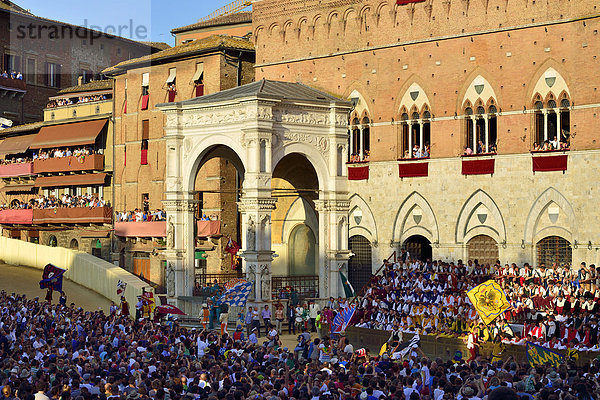 Menschenmenge vor dem Palazzo Pubblico beim historischen Pferderennen Palio di Siena  Piazza del Campo  Siena  Toskana  Italien  Europa