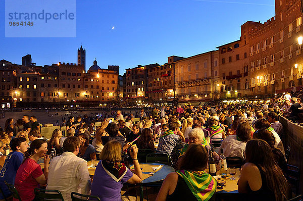 Gefüllte Tische der Restaurants auf der Bahn des Palio di Siena nach dem Rennen  Piazza del Campo  Siena  Toskana  Italien  Europa