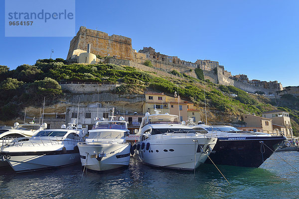 Yachten im Hafen unterhalb der Festung  Bonifacio  Corse-du-Sud  Korsika  Frankreich  Europa