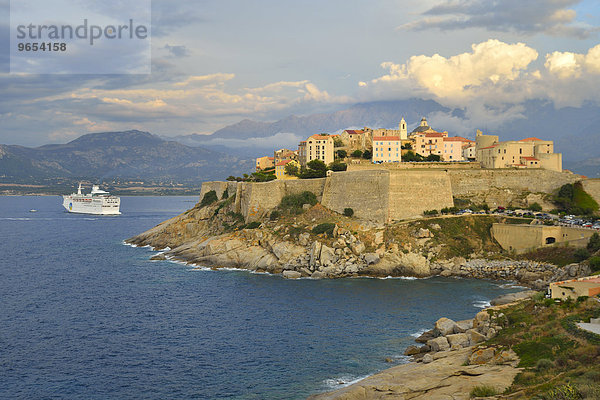 Altstadt mit Zitadelle  Fähre verlässt den Hafen  Calvi  Haute-Corse  Korsika  Frankreich  Europa