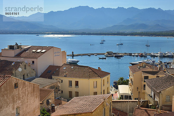 Ausblick über die Dächer von Calvi und die Bucht  Balagne  Haute-Corse  Korsika  Frankreich  Europa