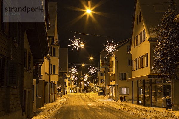 Verschneite Straße mit Weihnachtsbeleuchtung  Malters  Luzern  Schweiz  Europa