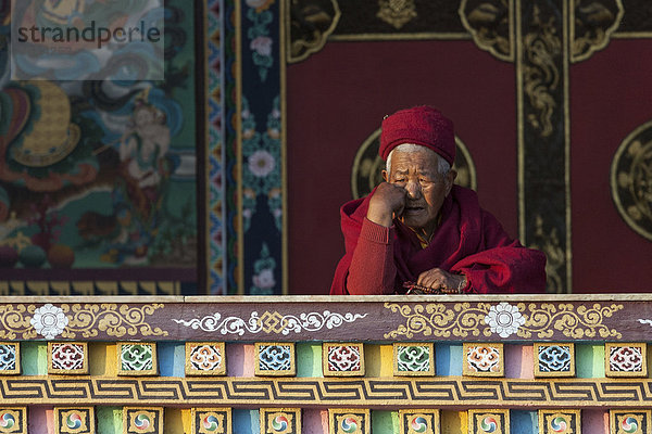 Buddhistischer Mönch auf dem Balkon der Cinya Lama Gompa  Bodnath  UNESCO Weltkulturerbe  Kathmandu  Nepal  Asien