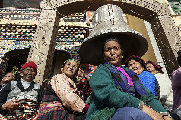 Einheimische Menschen vor der Cinya Lama Gompa  Bodnath  UNESCO Weltkulturerbe  Kathmandu  Nepal  Asien
