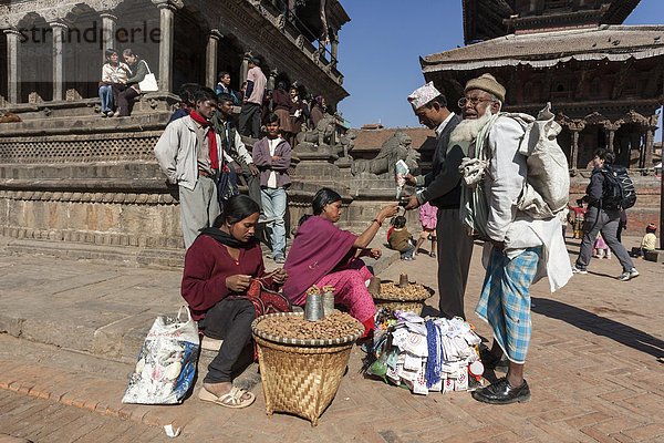 Erdnussverkäuferinnen vor dem Krishna-Tempel  Durbar Square  Ppatan  Nepal  Asien