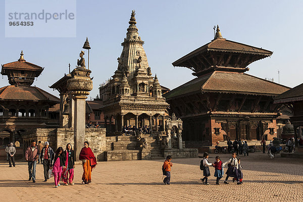 Durbar Square mit Statue des Königs Bhupatindra Malla  Taleju Glocke  Vatsala-Durga-Tempel und Pashupatinath-Tempel  Bhaktapur  Nepal  Asien