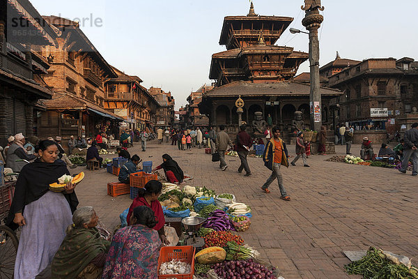 Gemüseverkauf auf der Straße  Straßenszene  hinten Dattatreya-Tempel  Dattatreya Square  Abendlicht  Bhaktapur  Nepal  Asien