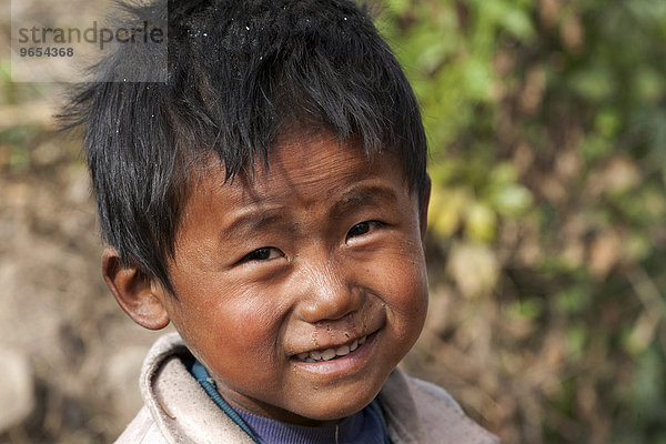 Nepalesischer Junge  Portrait  bei Dhulikel  Nepal  Asien