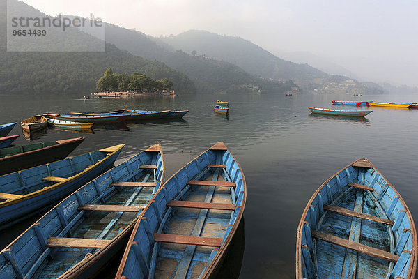 Bunte Boote auf dem Phewa See  Pokhara  Nepal  Asien