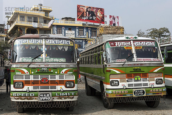 Nepalesische Busse  Busbahnhof  Häuser mit Werbung  Pokhara  Nepal  Asien