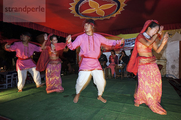 Tanzgruppe beim Pokhara Street Festival führt Tanz auf  Pokhara  Nepal  Asien