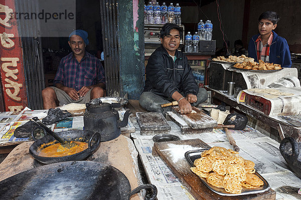 Nepalesisches Restaurant am Straßenrand  nepalesische Speisen werden hergestellt  Mugling  Nepal  Asien