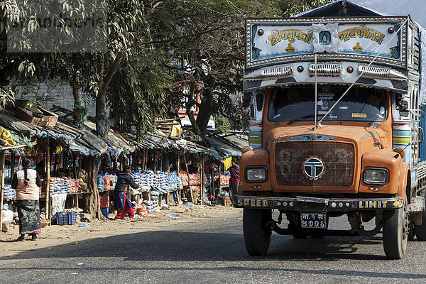 Straßenszene  nepalesischer Lkw  links Verkaufsstände  Patauri  Nepal  Asien
