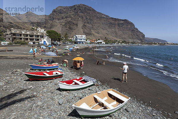Holzboote am Strand  La Playa Calera  hinten Tequergenche  Valle Gran Rey  La Gomera  Kanarische Inseln  Spanien  Europa