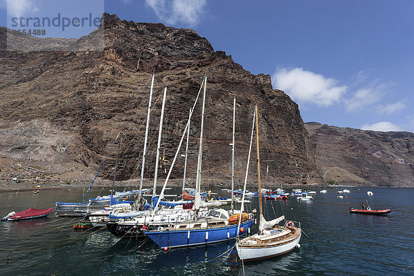 Fischerboote im Hafen  hinten Tequergenche  Vueltas  Valle Gran Rey  La Gomera  Kanarische Inseln  Spanien  Europa