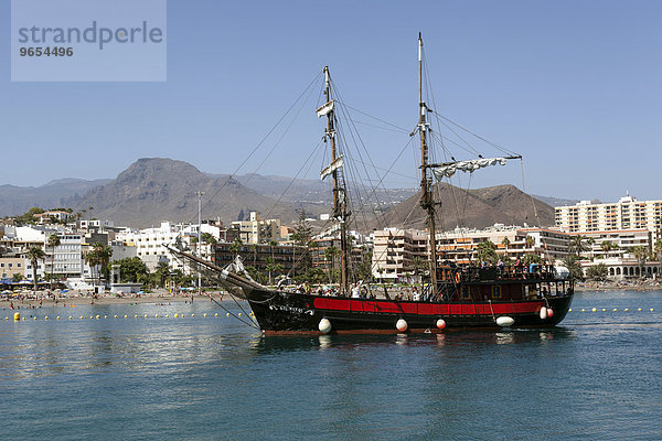 Segelschiff  Ausflugsschiff im Hafen  Los Christianos  Teneriffa  Kanarische Inseln  Spanien  Europa