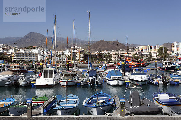 Boote im Hafen  Los Christianos  Teneriffa  Kanarische Inseln  Spanien  Europa