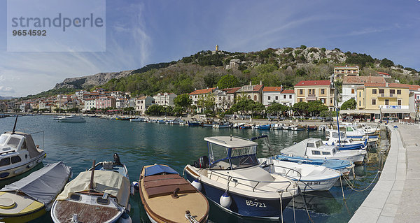 Hafen und Promenade  Ba?ka  Krk  Primorje-Gorski Kotar  Kroatien  Europa