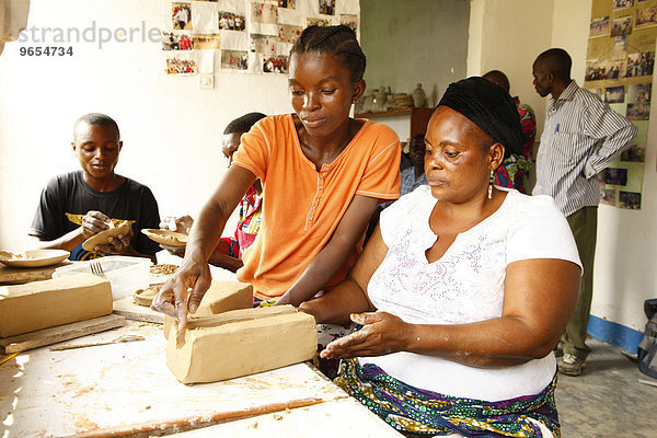 Frauen arbeiten mit Ton  Frauenprojekt  Kinshasa  Demokratische Republik Kongo