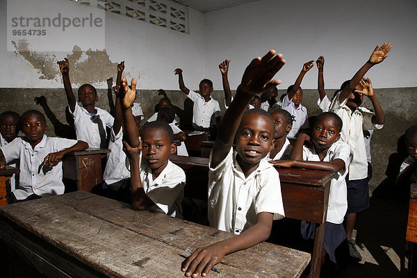Schulkinder in Schuluniform  im Unterricht  Kinshasa  Demokratische Republik Kongo
