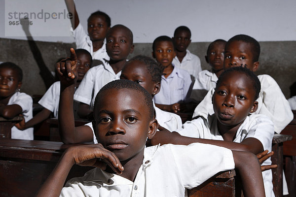 Schulkinder in Schuluniform  im Unterricht  Kinshasa  Demokratische Republik Kongo