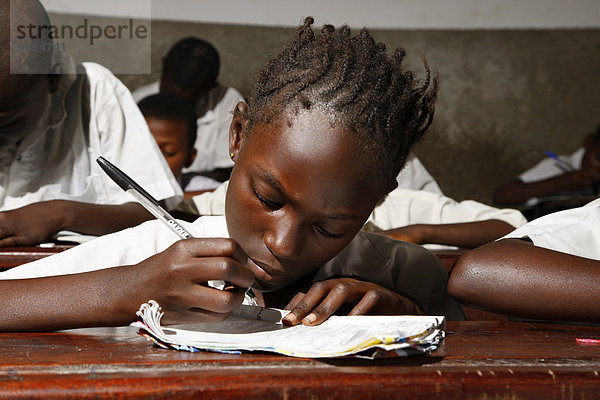 Mädchen schreibt  Schulkinder in Schuluniform  im Unterricht  Kinshasa  Demokratische Republik Kongo
