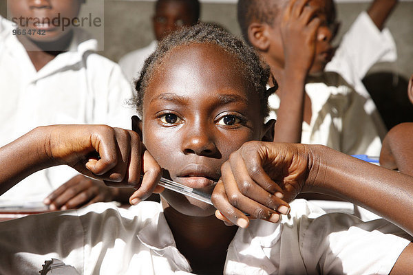 Mädchen mit Stift  Schulkinder in Schuluniform  im Unterricht  Kinshasa  Demokratische Republik Kongo