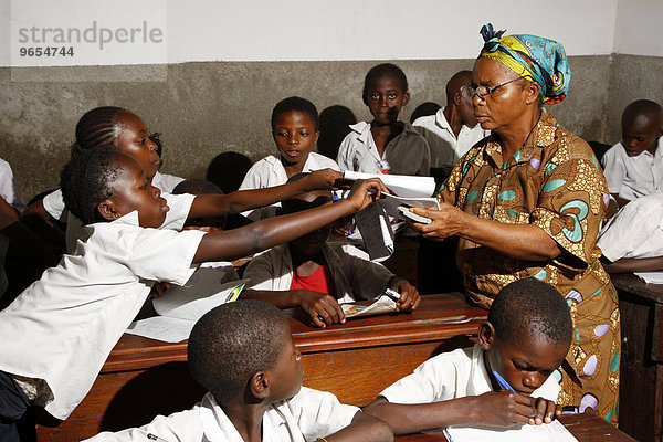 Lehrerin und Schulkinder in Schuluniform  im Unterricht  Kinshasa  Demokratische Republik Kongo