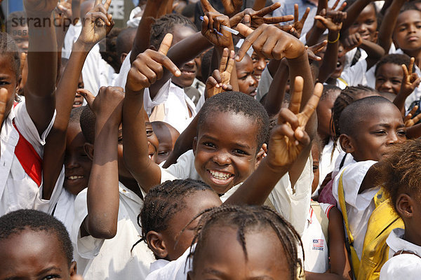 Schulkinder in Schuluniform  auf dem Schulhof  Kinshasa  Demokratische Republik Kongo