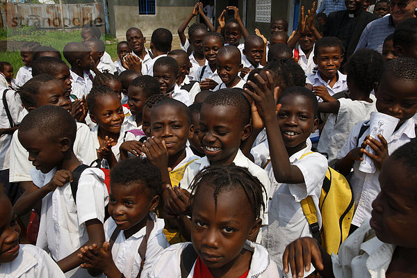 Schulkinder in Schuluniform  auf dem Schulhof  Kinshasa  Demokratische Republik Kongo