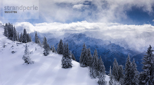 Ausblick vom Kasberg ins nebelverhangene Tal  Grünau im Almtal  Kasberg  Salzkammergut  Oberösterreich  Österreich  Europa