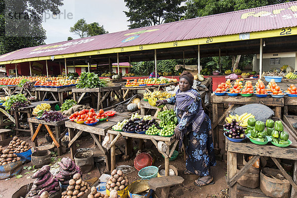 Eine Frau verkauft Gemüse auf einem Markt  Kampala  Uganda  Afrika