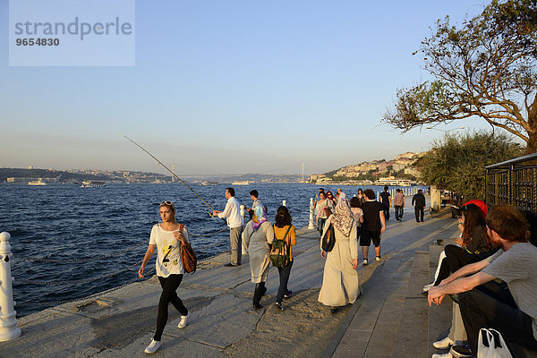 Spaziergänger an der Uferpromenade  Bosporus-Brücke  Bosporus  Üsküdar  Istanbul  asiatischer und europäischer Teil  Türkei  Asien