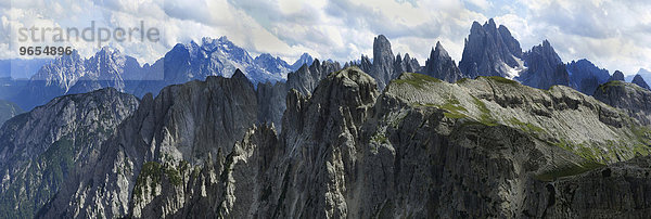 Ausblick vom Sella Plateau  Pass Pordoi  Dolomiten  Südtirol  Italien  Europa