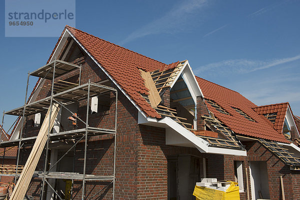 Eingerüsteter Neubau  Eindecken des Dachstuhls  Aurich  Niedersachsen  Deutschland  Europa