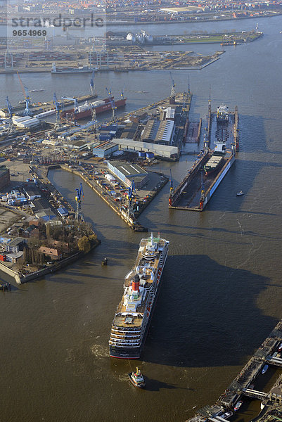 Kreuzfahrtschiff Queen Victoria  links das geflutete Trockendock Elbe 17  Hamburg  Deutschland  Europa
