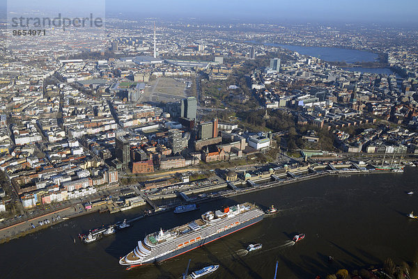 Kreuzfahrtschiff Queen Victoria auf der Elbe  dahinter die Innenstadt mit Fernsehturm und Alster  Hamburg  Deutschland  Europa