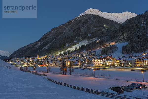 Ortsansicht  Wintersportzentrum  Nachtaufnahme  Ischgl  Paznaun  Tirol  Österreich  Europa