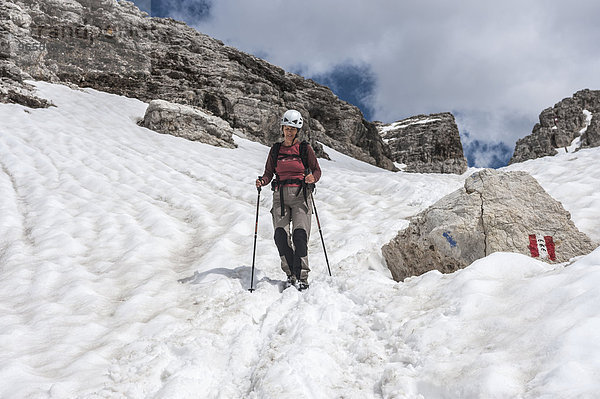 Bergsteigerin beim Abstieg vom Gipfel Pisciadù  2985m  Sella-Gruppe  Grödner Dolomiten  Südtirol  Trentino-Alto Adige  Italien  Europa