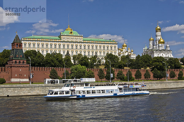 Moskauer Kreml mit dem Großen Kremlpalast  Erzengel-Michael-Kathedrale und Mariä-Verkündigungs-Kathedrale  Ausflugsschiff mit Touristen auf der Moskwa  Moskau  Russland  Europa