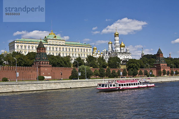 Moskauer Kreml mit dem Großen Kremlpalast  Erzengel-Michael-Kathedrale und Mariä-Verkündigungs-Kathedrale  Ausflugsschiff mit Touristen auf der Moskwa  Moskau  Russland  Europa