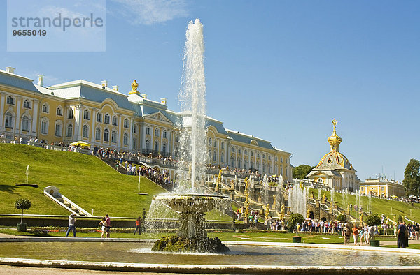 Brunnen und Große Kaskade  Schloss Peterhof  Sankt Petersburg  Russland  Europa